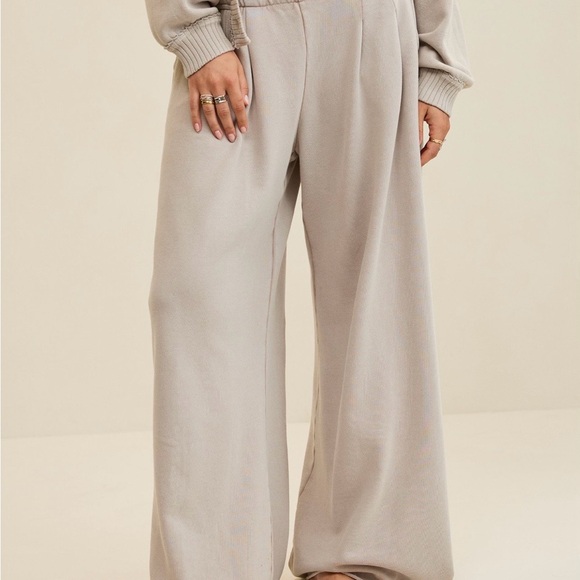 Aerie Street Trouser in Stone Harbor - Picture 2 of 14